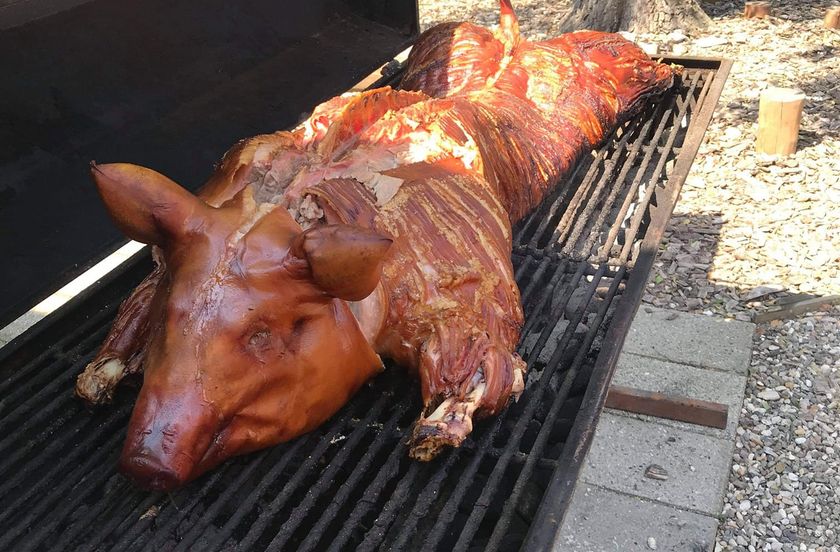 Billede 1 af 4 af Grillarrangement med helstegt pattegris og hjemmelavet tilbehør