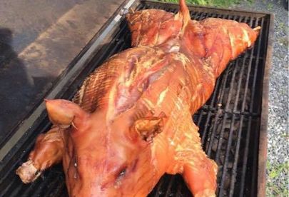 Billede 4 af 4 af Grillarrangement med helstegt pattegris og hjemmelavet tilbehør
