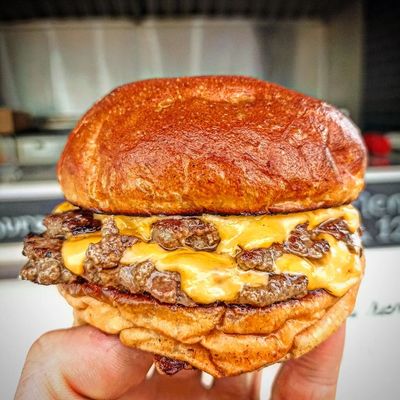 Billede 2 af 6 af Greasy burgers med signaturdressing og saftige bøffer