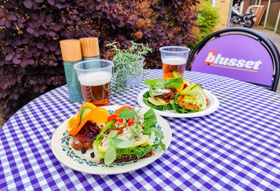 Billede 2 af 5 af Plantebaseret smørrebrød med kartoffel, aubergine og delle