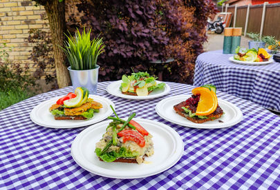 Billede 4 af 5 af Plantebaseret smørrebrød med kartoffel, aubergine og delle