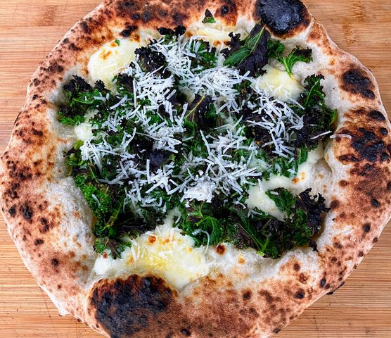 Billede 2 af 7 af Utradtionel fynsk julepizza: æbleflæsk, grønkål og brunsviger
