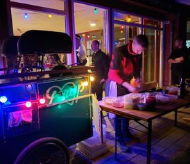 Billede 4 af 7 af Utradtionel fynsk julepizza: æbleflæsk, grønkål og brunsviger