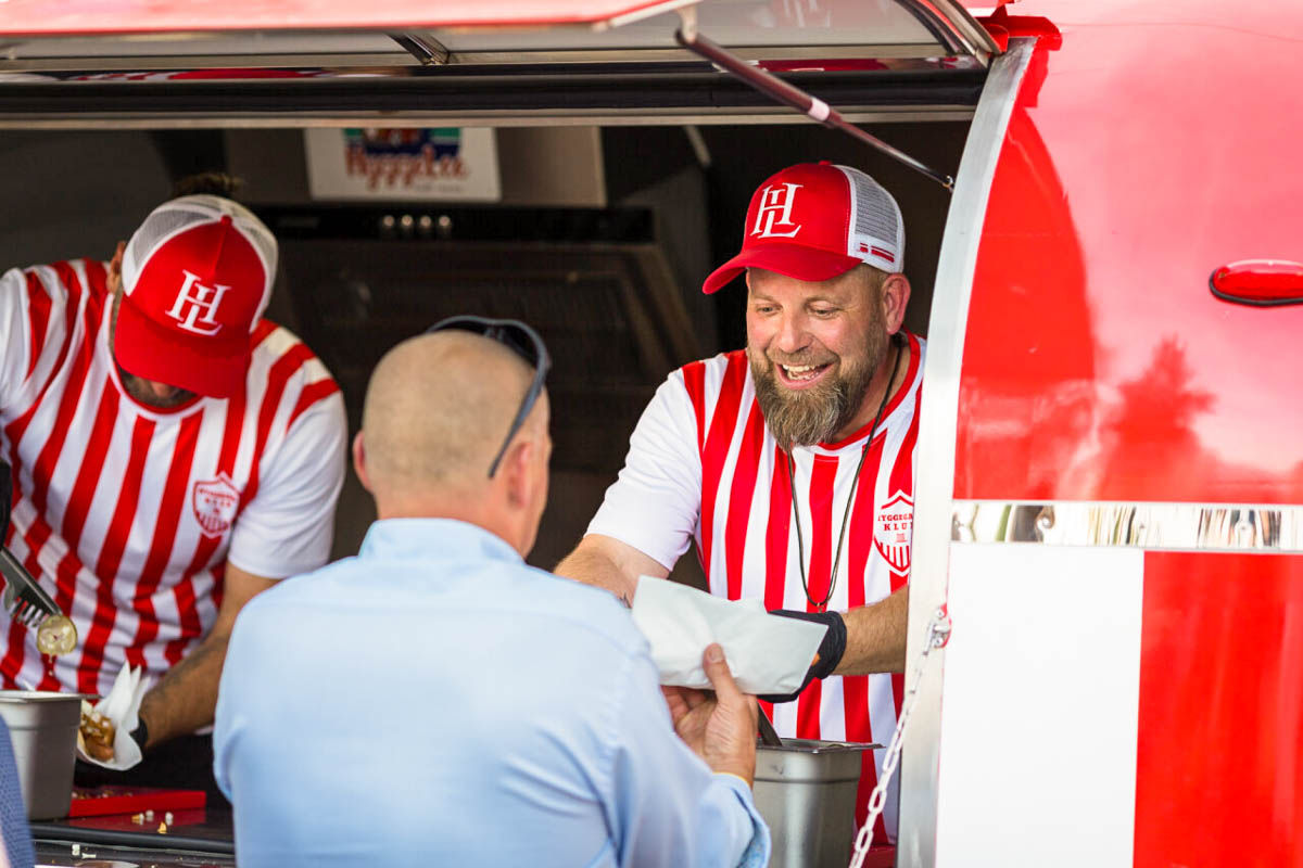 Mand får serveret street food fra en foodtruck