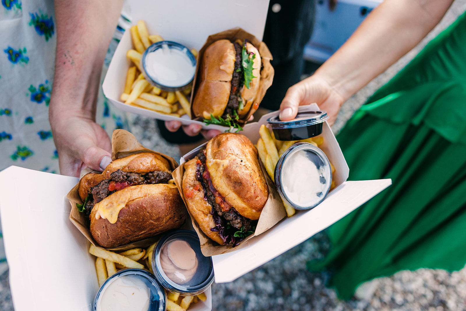 Serveringer af burger og pommes frites fra foodtruck