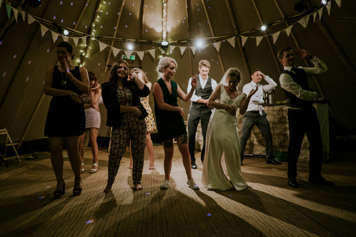 Dansende gæster til bryllupsfest