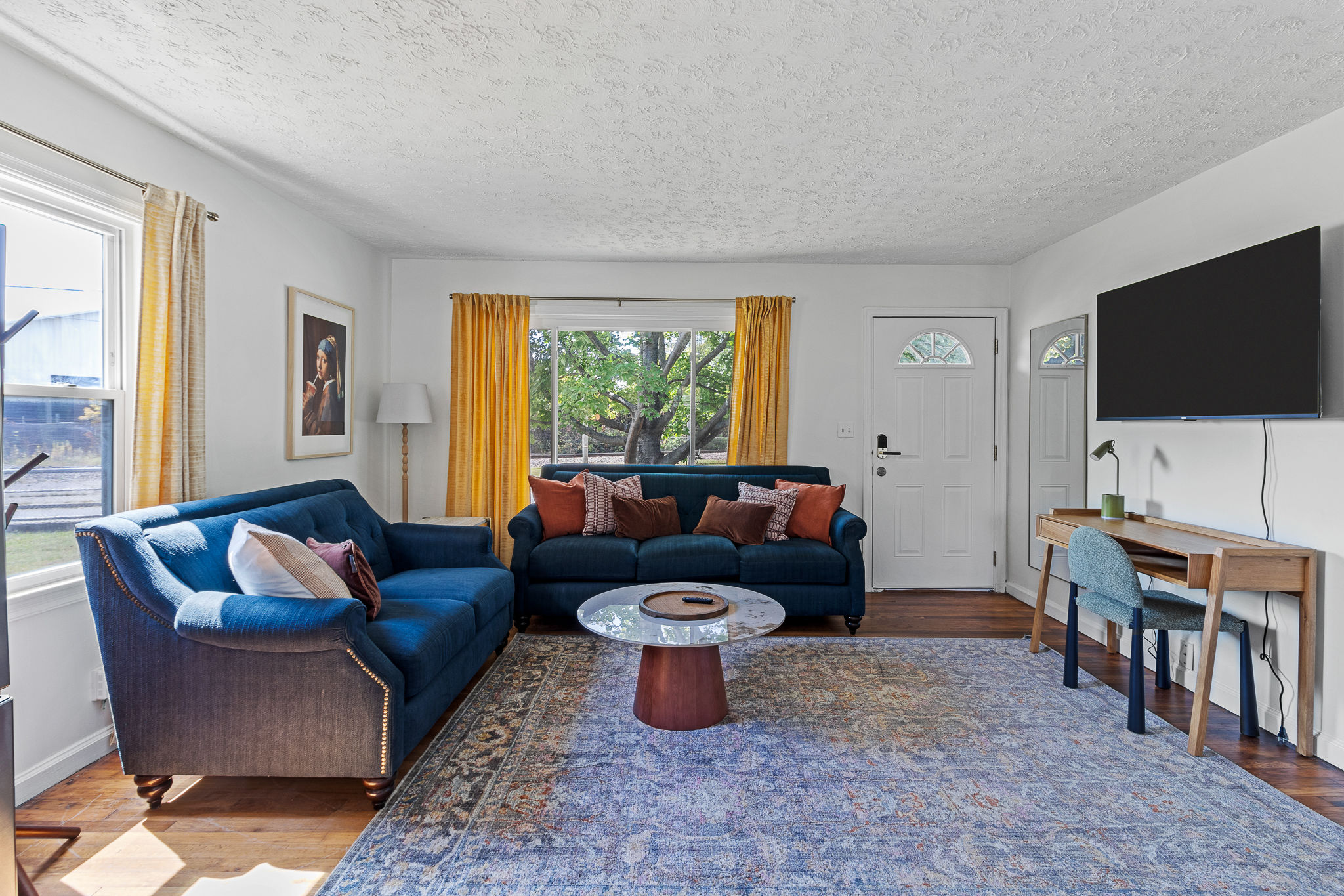 Cozy & Modern 2 Bedroom Home W/ Fenced In Yard