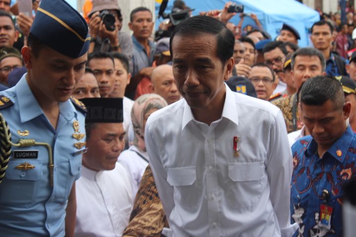 Presiden Joko Widodo (Jokowi) meninjau satu masjid yang rusak akibat gempa bumi di Kabupaten Pidie Jaya, Aceh, Jumat (9/12/2016) dan disambut anak-anak dengan nyanyian/Foto Rihrad Andika / NUSANTARAnews