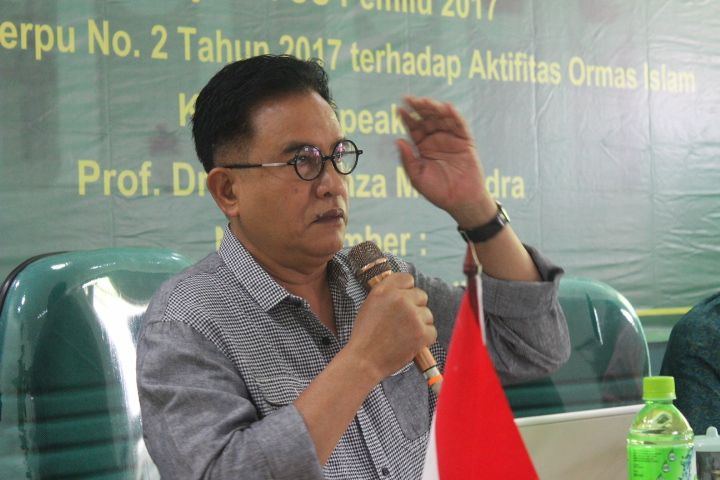 Ketua Umum Partai Bulan Bintang (PBB) Yusril Ihza Mahendra dalam diskusi bertajuk "Tinjauan UU Pemilu 2017" dan "Dampak Perppu Ormas" di kantor DPP Partai Bulan Bintang, Pasar Minggu, Jakarta, Senin (21/8/2017). Foto Richard Andika/ NusantaraNews.co
