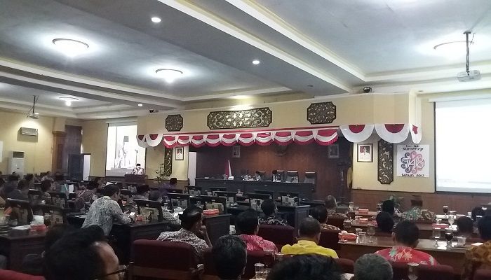 Bupati Sumenep menyampaikan Laporan Keterangan Pertanggung Jawaban (LKPJ) akhir tahun 2017 kepada DPRD. (Foto: Mahdi Alhabib/NusantaraNews)