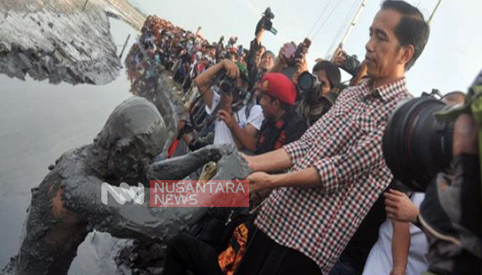 Presiden Jokowi saat menemui manusia lunpur di area semburan lumpur Lapindo. (FOTO: NUSANTARANEWS.CO)