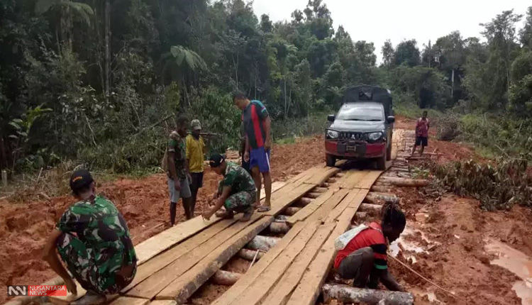 Perbaikan Jalan Anggota TNI Bersama Warga Kampung Kombut, Papua (Foto Dok. Nusantaranews)