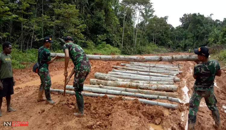 Perbaikan Jalan Anggota TNI Bersama Warga Kampung Kombut, Papua (Foto Dok. Nusantaranews)