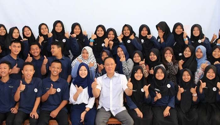 Aa Zaki Foto Bersama dengan Para Siswa SMA Doa Bangsa (Foto Credit)