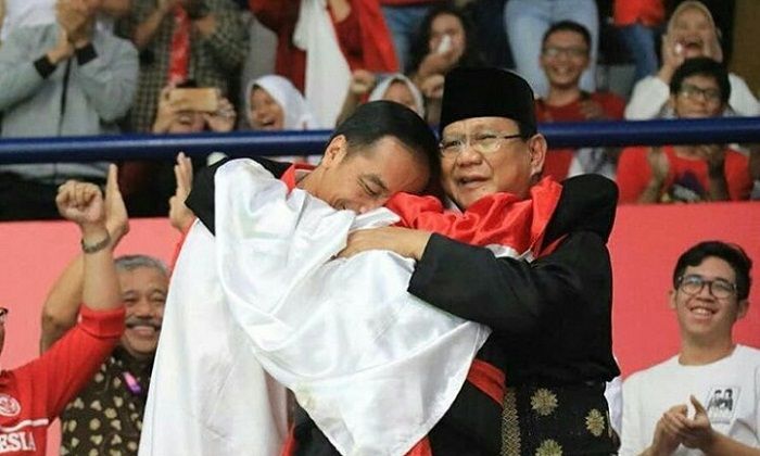 Capres Prabowo Subianto dan Capres Joko Widodo berpelukan usai pencak silat Indonesia keluar sebagai peraih medali emas di ASIAN Games 2018. (FOTO: NN/Istimewa)
