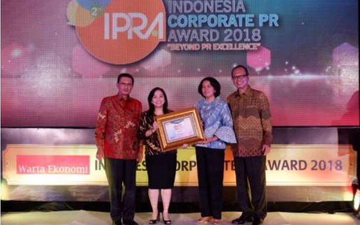 Head of Corporate Branding, Marketing and Communication Sequis Life Felicia Gunawan (tengah) menerima penghargaan ICPR Award 2018 yang diserahkan oleh Founder & President Commisioner Warta Ekonomi Fadel Muhammad (kiri) serta didampingi Dirjen Informasi dan Komunikasi Publik Kementrian Komunikasi dan Informatika R. Niken Widiastuti (kedua dari kanan) dan CEO & Chief Editor Warta Ekonomi Muhammad Ihsan (kanan). (FOTO: NUSANTARANEWS.CO/Sequis Life)