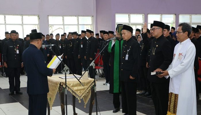 Bupati Sumenep, KH Abuya Busyro Karim memutasi 763 jabatan Aparatur Sipil Negara (ASN) di lingkungan Pemerintahan Kabupaten Sumenep, Kamis (3/1/2019). (Foto: M Mahdi/NUSANTARANEWS.CO)
