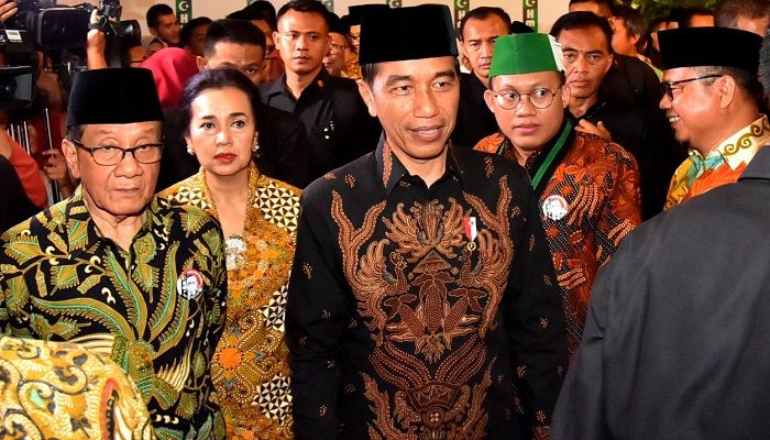 Presiden Jokowi menghadiri acara Peringatan 72 Tahun HMI dan Syukuran Lafran Pane sebagai Pahlawan Nasional. Acara tersebut digelar di kediaman Ketua Dewan Penasihat Majelis Nasional Korps Alumni Himpunan Mahasiswa (KAHMI) Akbar Tandjung, di Jalan Purnawarman, Jakarta Selatan, pada Selasa (5/2). (Foto: Muh Nurcholis/NUSANTARANEWS.CO)