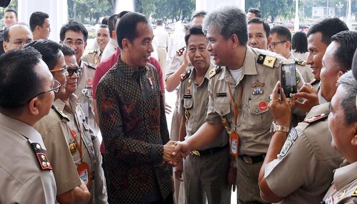 Presiden Joko Widodo (Jokowi) dan Jajaran Kementerian Kementerian Agraria dan Tata Ruang/Badan Pertanahan Nasional (ART/BPN) menggelar pertemuan di Istana Negara, Jakarta, pada Rabu (6/2). (Foto: Muh Nurcholis/NUSANTARANEWS.CO)