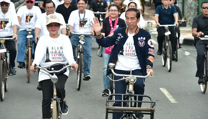 Calon Presiden Joko Widodo (Jokowi) naik sepeda onthel bersama istri, Iriana Widodo di Yogyakarta pada Sabtu (23/3/2019). Jokowi dan istri bersepeda dari Bundara Bulaksumur menuju Stadion Kridosono. (Foto: (Foto: NUSANTARANEWS.CO/Istimewa)