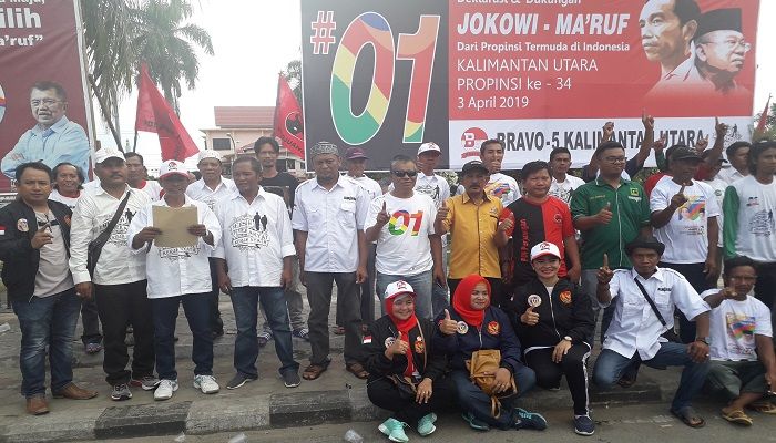 Pengurus Relawan Bravo 5 , Almisbat dan perwakilan beberapa perwakilan Parpol Pendukung Jokowi-Maruf ucapkan pernyataan sikap di Nunukan. (Foto: Eddy Santri/NUSANTARANEWS.CO)