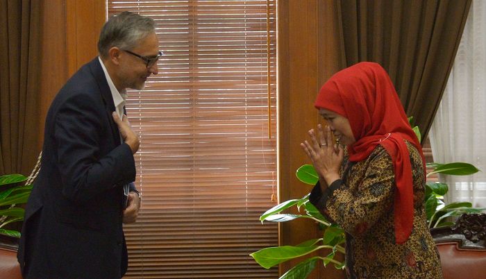 Pemprov Jatim Melalui Gubernur Khofifah Indar Para Wansa Lobi Pemerintah Inggris Untuk Kerjasama SMK Penerbangan. (Foto: Tri Wahyudi/NUSANTARANEWS.CO)