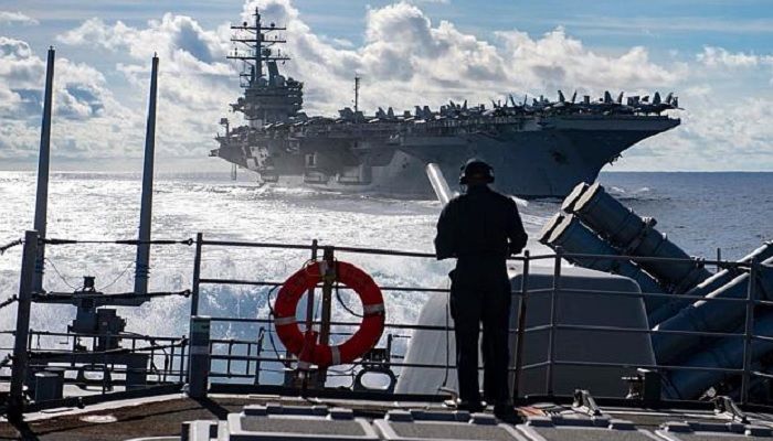 Seaman Marcus White dari San Diego berdiri menonton saat melihat ke atas kapal penjelajah berpeluru kendali kelas Ticonderoga USS Chancellorsville (CG 62) selama pengisian ulang di laut dengan kapal induk kelas Nimitz USS Ronald Reagan (CVN 76). Chancellorsville dikerahkan ke depan ke wilayah Armada ke-7 operasi A.S. untuk mendukung keamanan dan stabilitas di kawasan Indo-Pasifik. (FOTO: DOk. U.S. Navy/Mass Communication Specialist 2nd Class JOHN HARRIS)