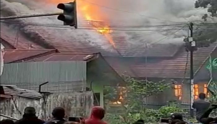 Kantor DPRD Papua Barat dibakar massa aksi di Manokwari. (FOTO: NUSANTARANEWS.CO/Iswtimewa)
