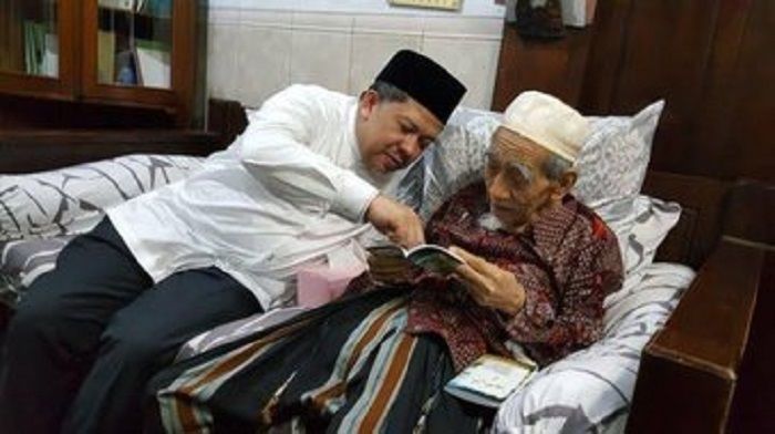 Wakil Ketua DPR RI Fahri Hamzah saat berkuncung ke kediaman Mah Moen. (FOTO: Dok Pribadi)
