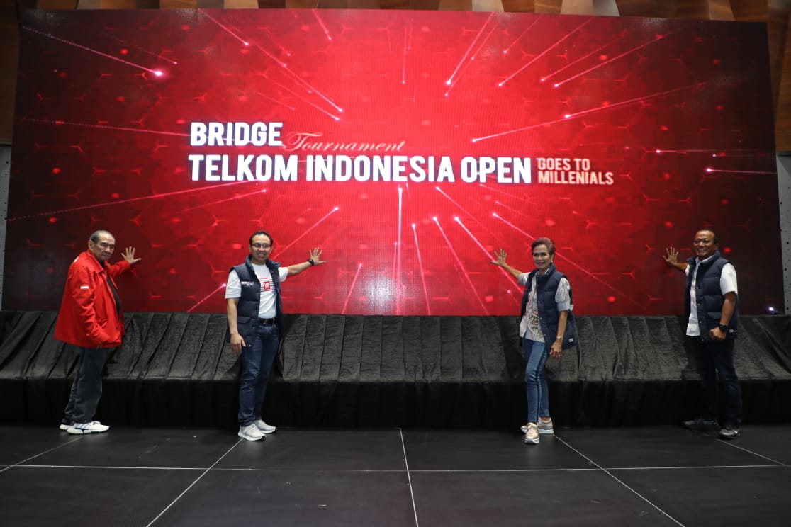 Direktur Human Capital Manajemen Telkom Indonesia Edi Witjara (kedua dari kiri) bersama Ketua Umum Pengurus Besar Gabungan Bridge Seluruh Indonesia (PB GABSI) Miranda Goeltom (kedua dari kanan), Ketua Badan Pembina GABSI Michael Bambang Hartono (paling kiri), serta Ketua TelkomGroup Bridge Club Rakhmad Tunggal Afifuddin (paling kanan) membuka secara resmi turnamen bridge terbuka “Telkom Indonesia Open” (TIO) di Auditorium Telkom Landmark Tower, Jakarta, Jumat (15/11).