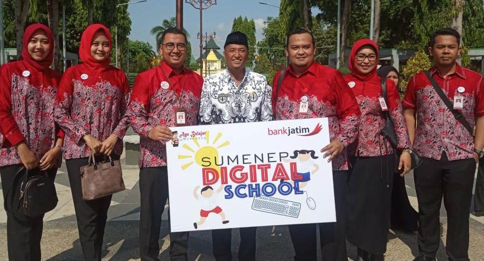 Kepala Disdik Sumenep saat foto bersama dengan pihak Bank Jatim