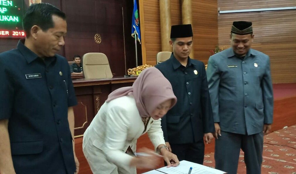 Ketua DPRD Nunukan Rachma Leppa Hafid didampingi Wakil Ketua DPRD Nunukan Irwan Sabri dan Burhanuddin serta Sekretaris Daerah Nunukan Servianus, menandatangani APBD 2020