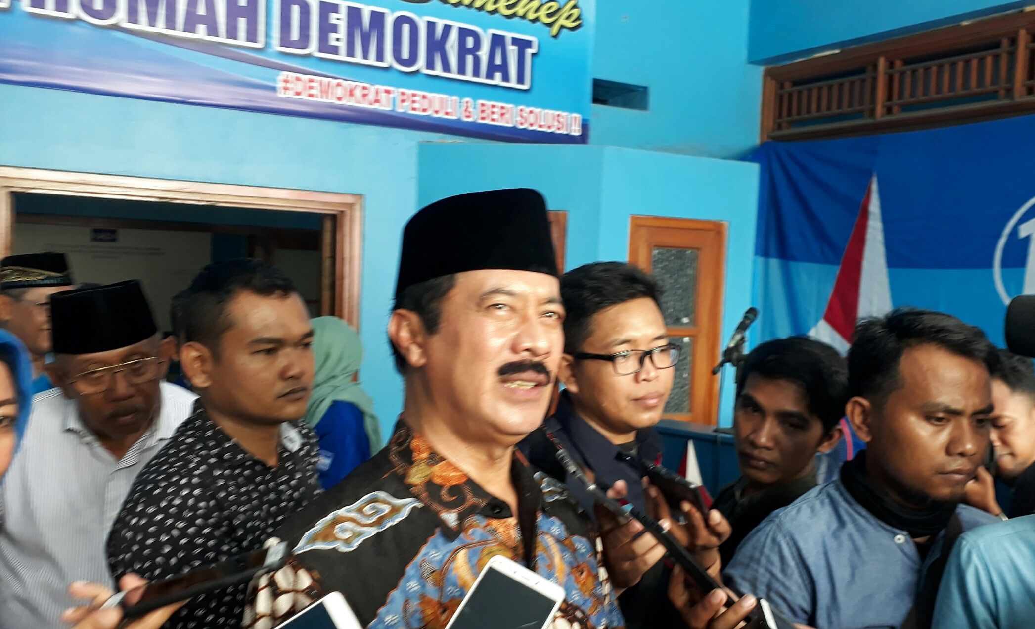 Fattah Jasin saat di wawancarai oleh awak media di Kantor DPC Partai Demokrat