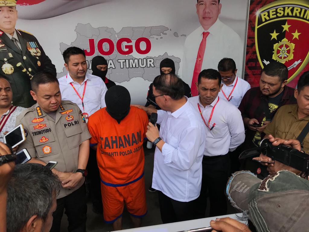 Direktorat Kriminal Umum (Ditkrimum) Polda Jatim membekuk seorang berinisial MY (53) di sebuah hotel di Surabaya, Minggu (5/1/2020).