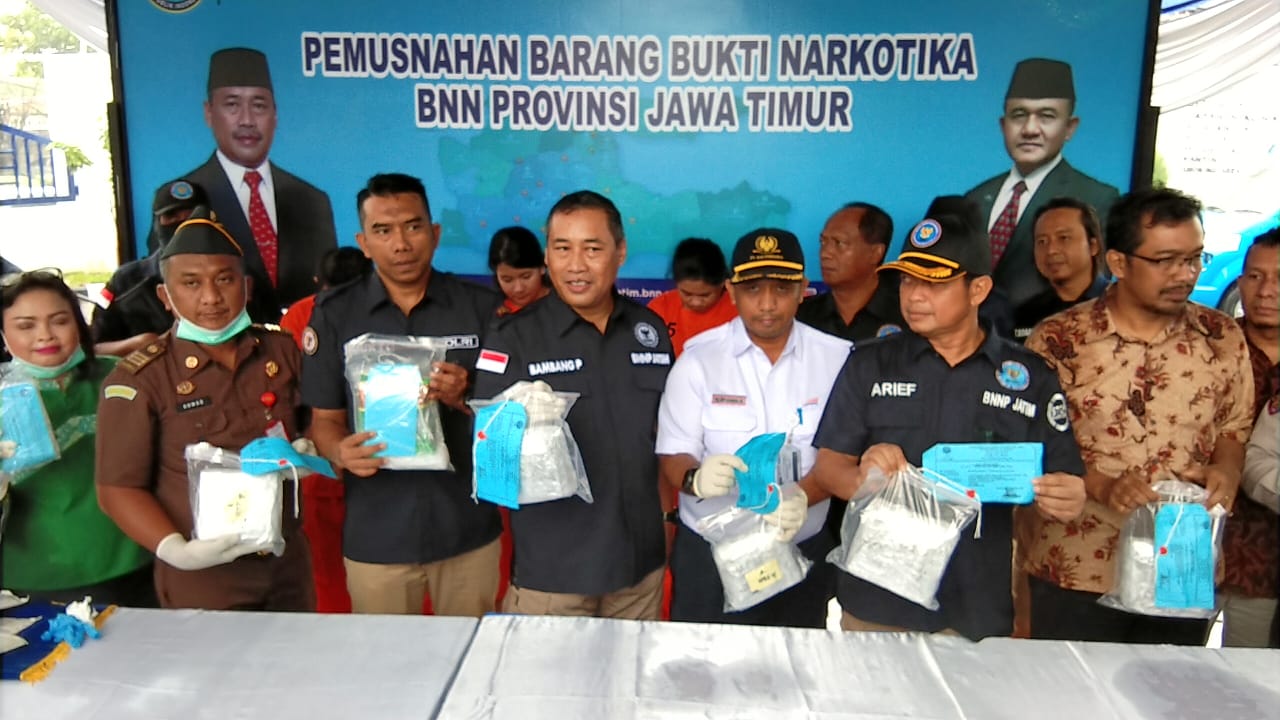 Tangkap Tiga Kurir Jaringan Malaysia, BNNP Jatim Bakar Sabu 8 Kilogram