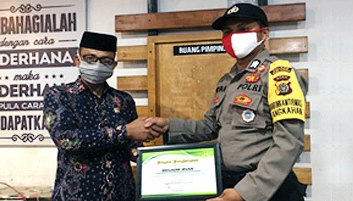 Piagam penghargaan untuk Brigadir Irvan Bhabinkamtibmas Langkahan.