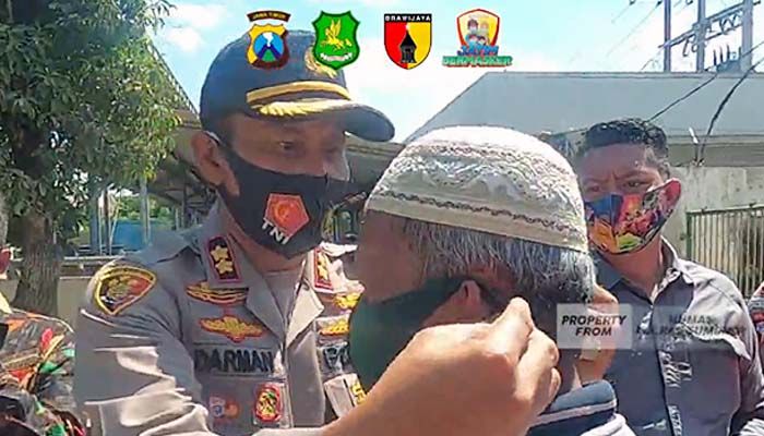 Kampanye penggunaan dan pembagian masker jajaran Polres Sumenep.