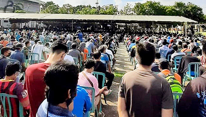 Antusiasme tinggi masyarakat Tuban mengikuti vaksinasi masal.