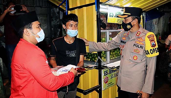 Lagi, Kapolres Tuban pantau PPKM sambil bagikan bansos kepada warga terdampak Covid-19.
