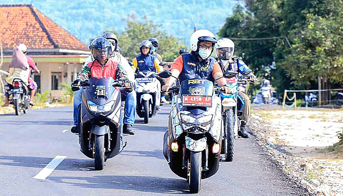 Mengendarai motor, Bupati Baddrut cek kondisi jalan Pantura dan sapa masyarakat