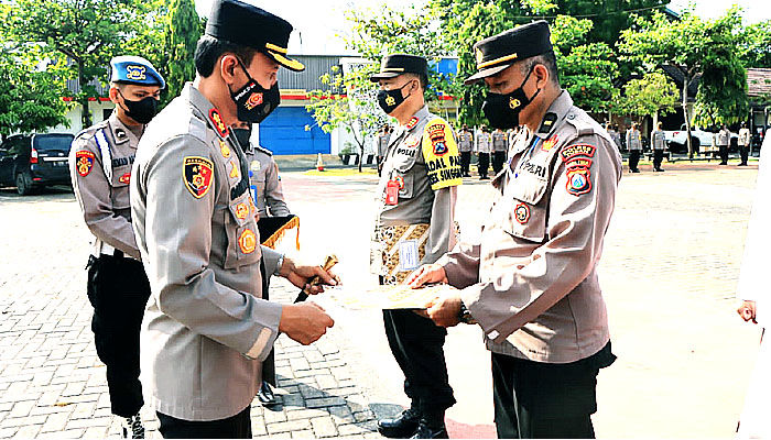 Disela-sela apel pagi Kapolres Tuban berikan penghargaan dan bingkisan lebaran.