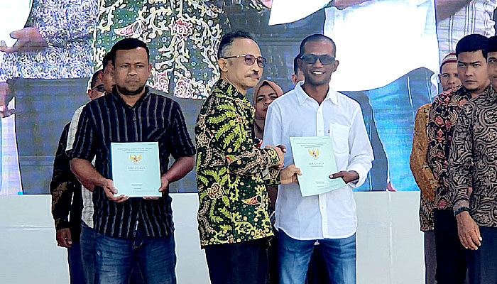 Hadiri Peringatan Hari Damai Aceh ke-17, Kepala BSKDN serahkan sertifikat tanah kepada korban konflik di Aceh.