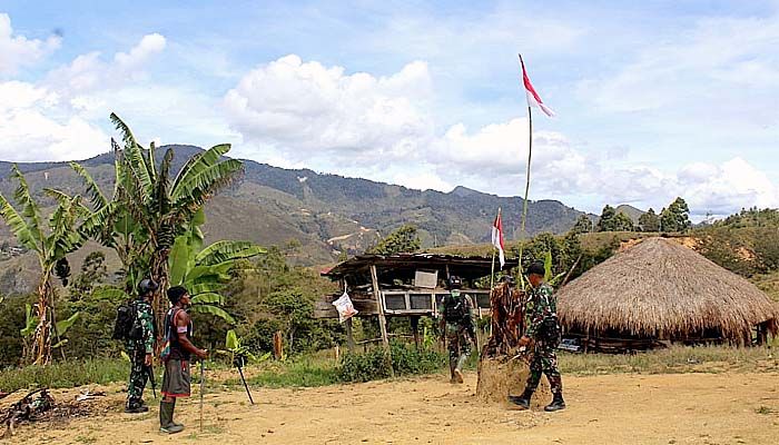 TNI Pasang Merah Putih di Pegunungan Tengah Papua dan Kawal Ketahanan Pangan di Sarmi