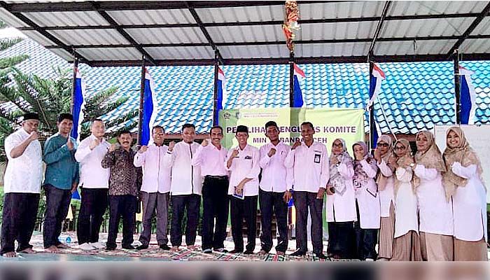 Dr Tarmizi Ninoersy, S.Pd.I, M.Ed terpilih sebagai ketua Komite MIN 11 Banda Aceh.