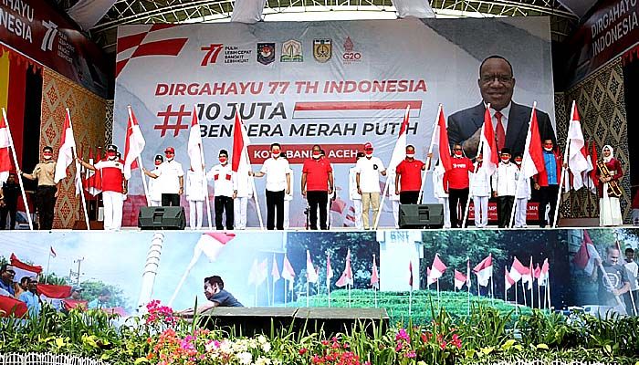 Pupuk nasionalisme, John Wempi Wetipo serahkan bendera Merah Putih kepada masyarakat Aceh