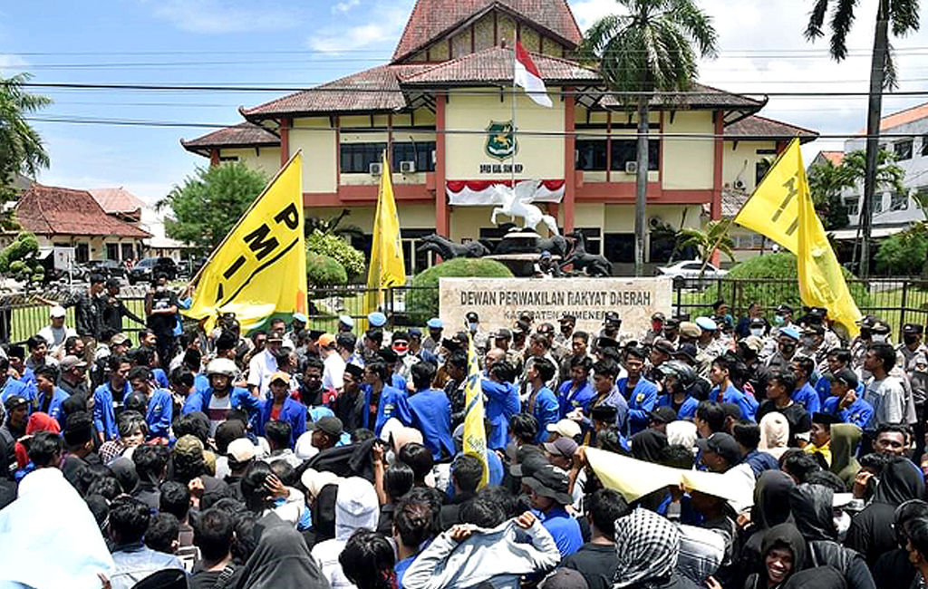 Desak tolak kenaikan BBM, aktivis PMII kepung gedung DPRD Sumenep.