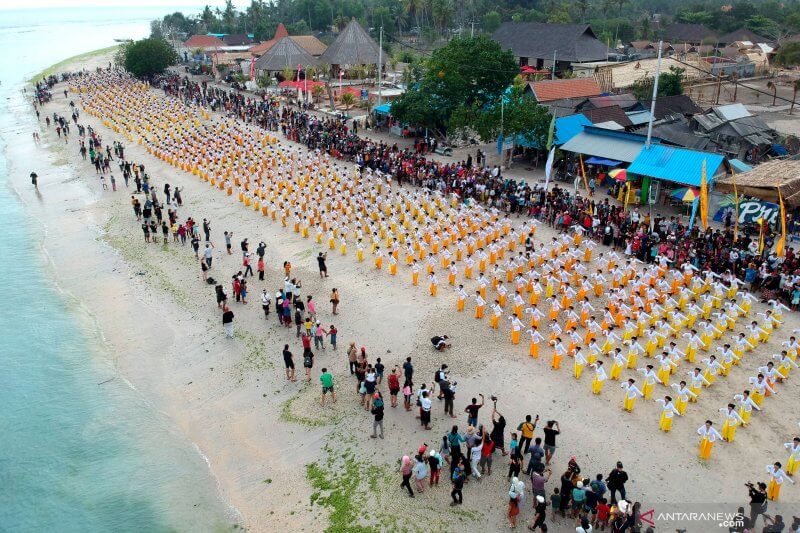 Seribu Penari Rejang Renteng di Nusa Penida Festival