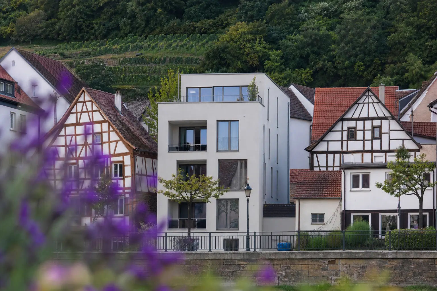 Fachwerk-Altstadt mit modernem Neubau in Baden-Württemberg