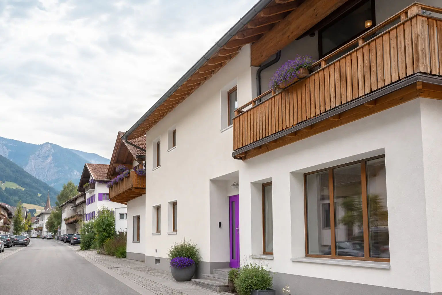 Bayerische Ortsstraße mit Putzbauten und Holzbalkonen
