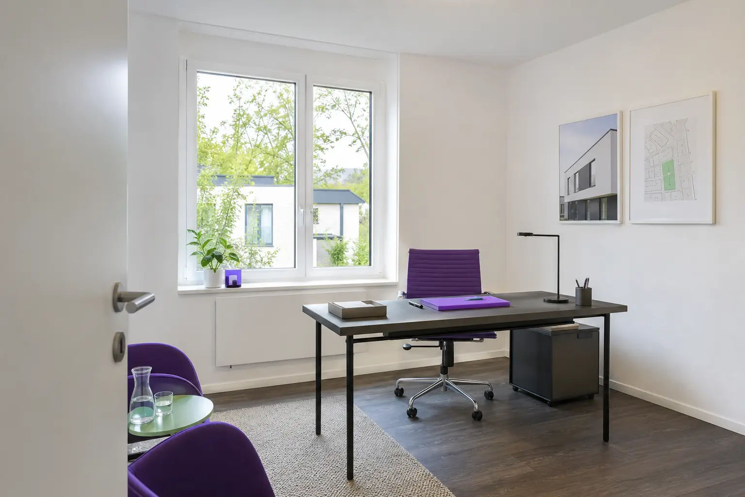 Schlichter leerer Büroraum mit einem Fenster und einem Schreibtisch